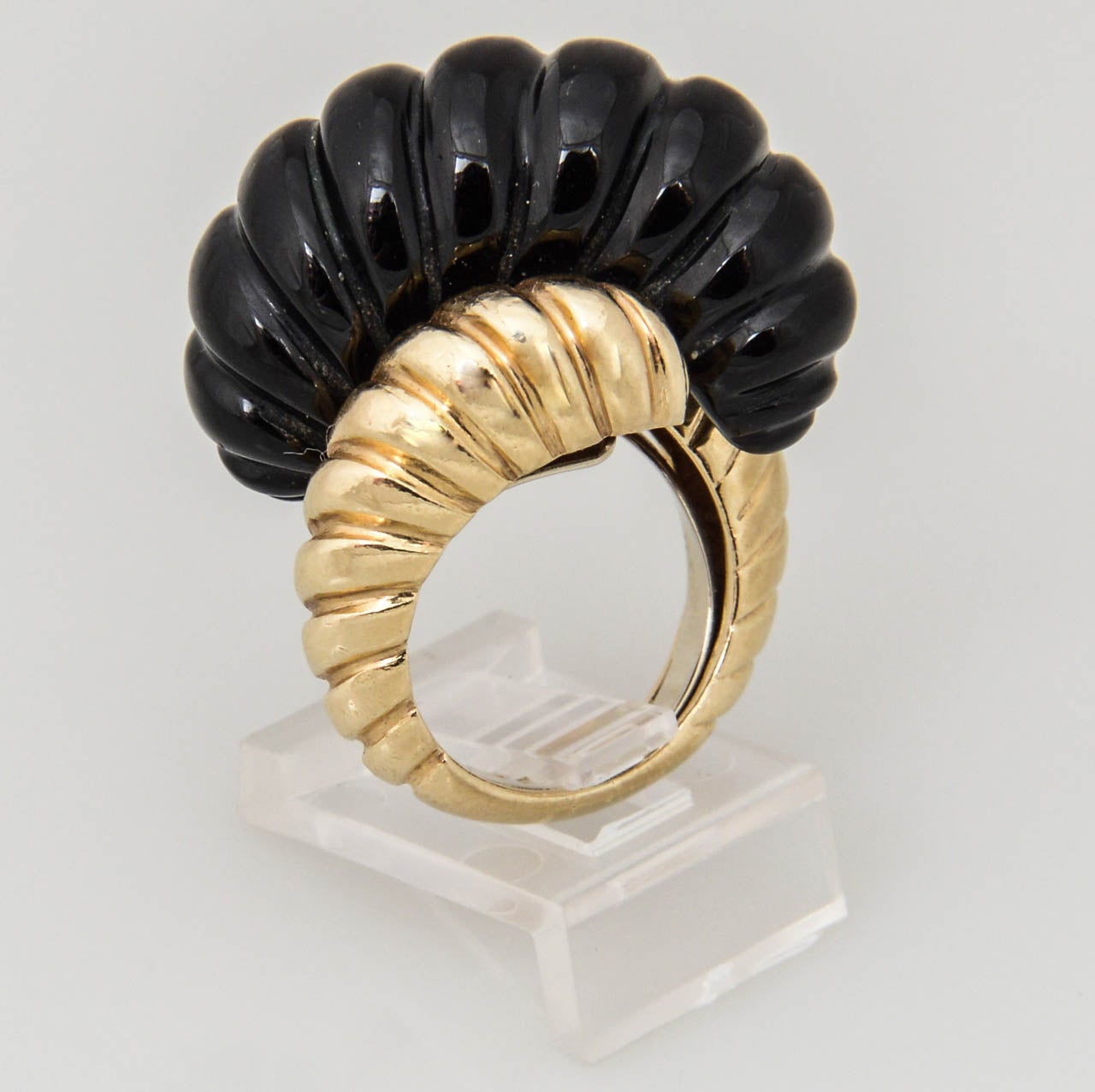 Mixed Cut 1960s Stylized Ribbed Onyx Yellow Gold Cocktail Ring For Sale