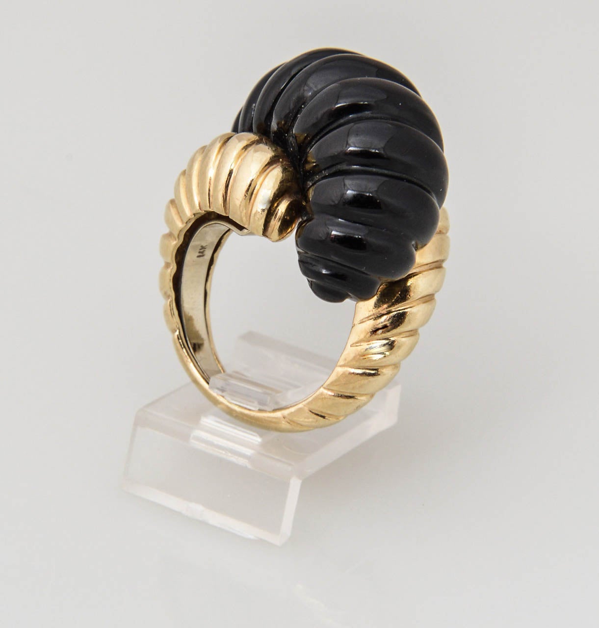 1960s Stylized Ribbed Onyx Yellow Gold Cocktail Ring In Good Condition For Sale In Miami Beach, FL