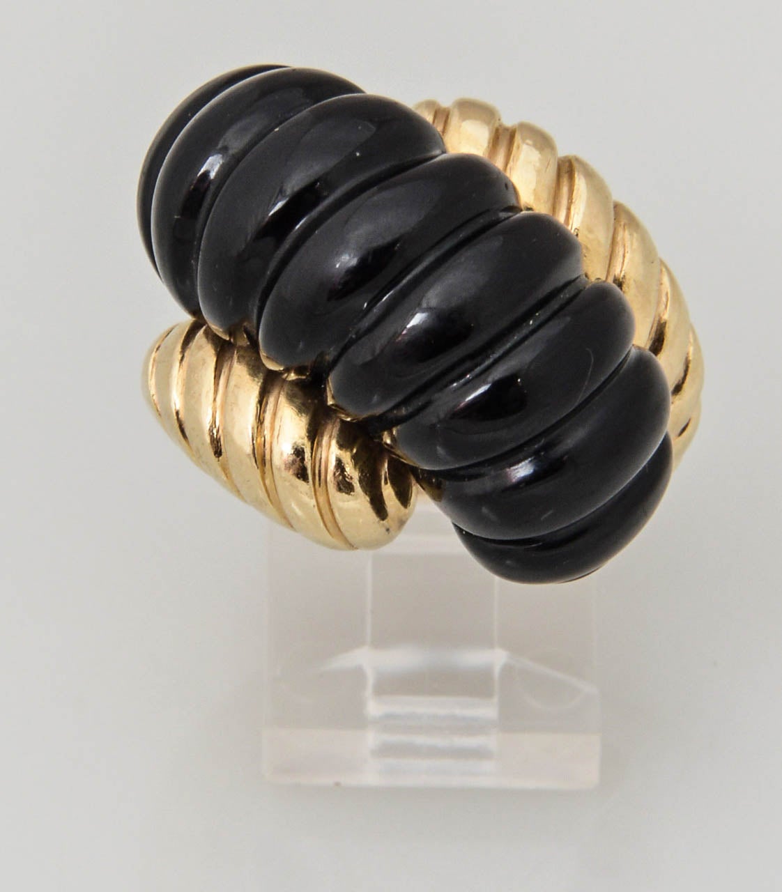 1960s Stylized Ribbed Onyx Yellow Gold Cocktail Ring For Sale 1