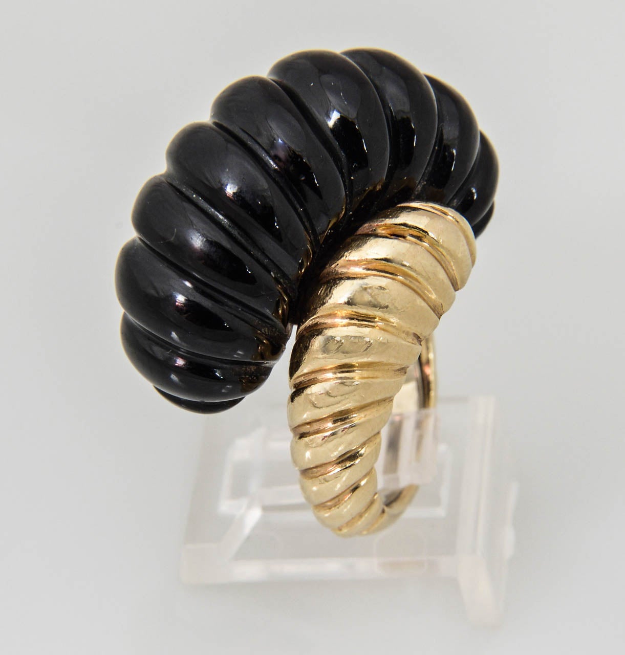 1960s Stylized Ribbed Onyx Yellow Gold Cocktail Ring For Sale 2