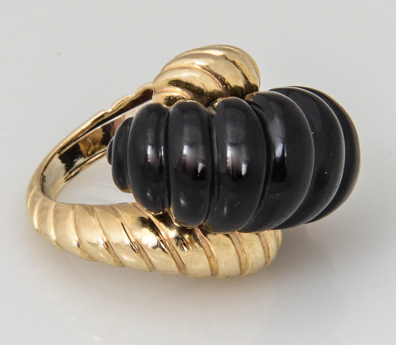 1960s Stylized Ribbed Onyx Yellow Gold Cocktail Ring For Sale 3