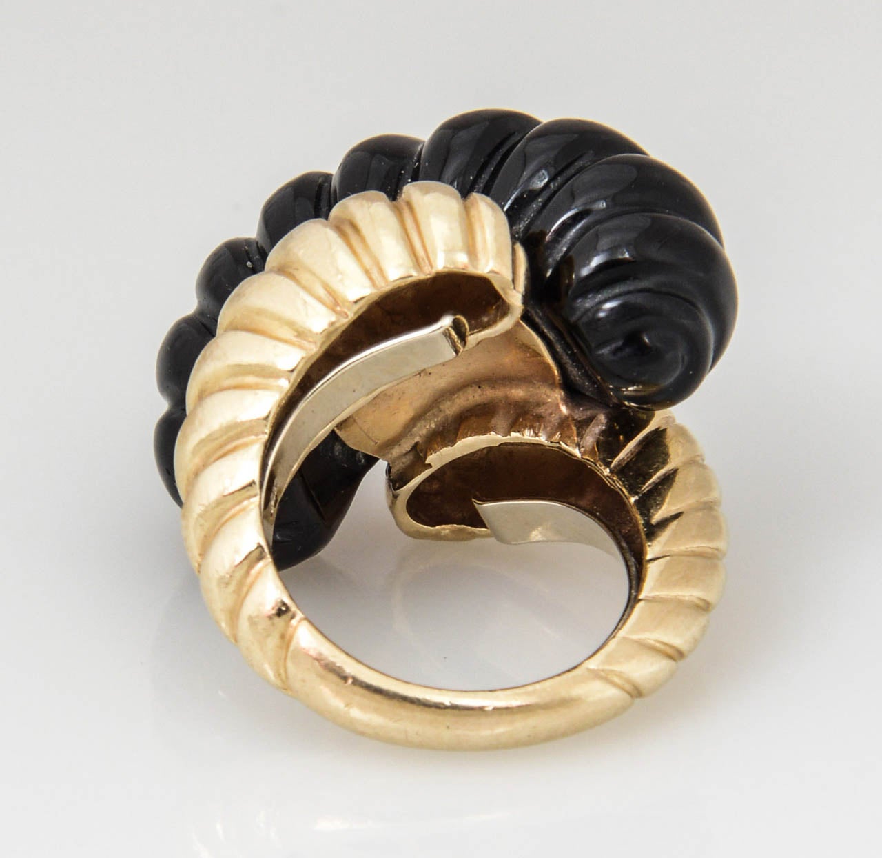 1960s Stylized Ribbed Onyx Yellow Gold Cocktail Ring For Sale 4