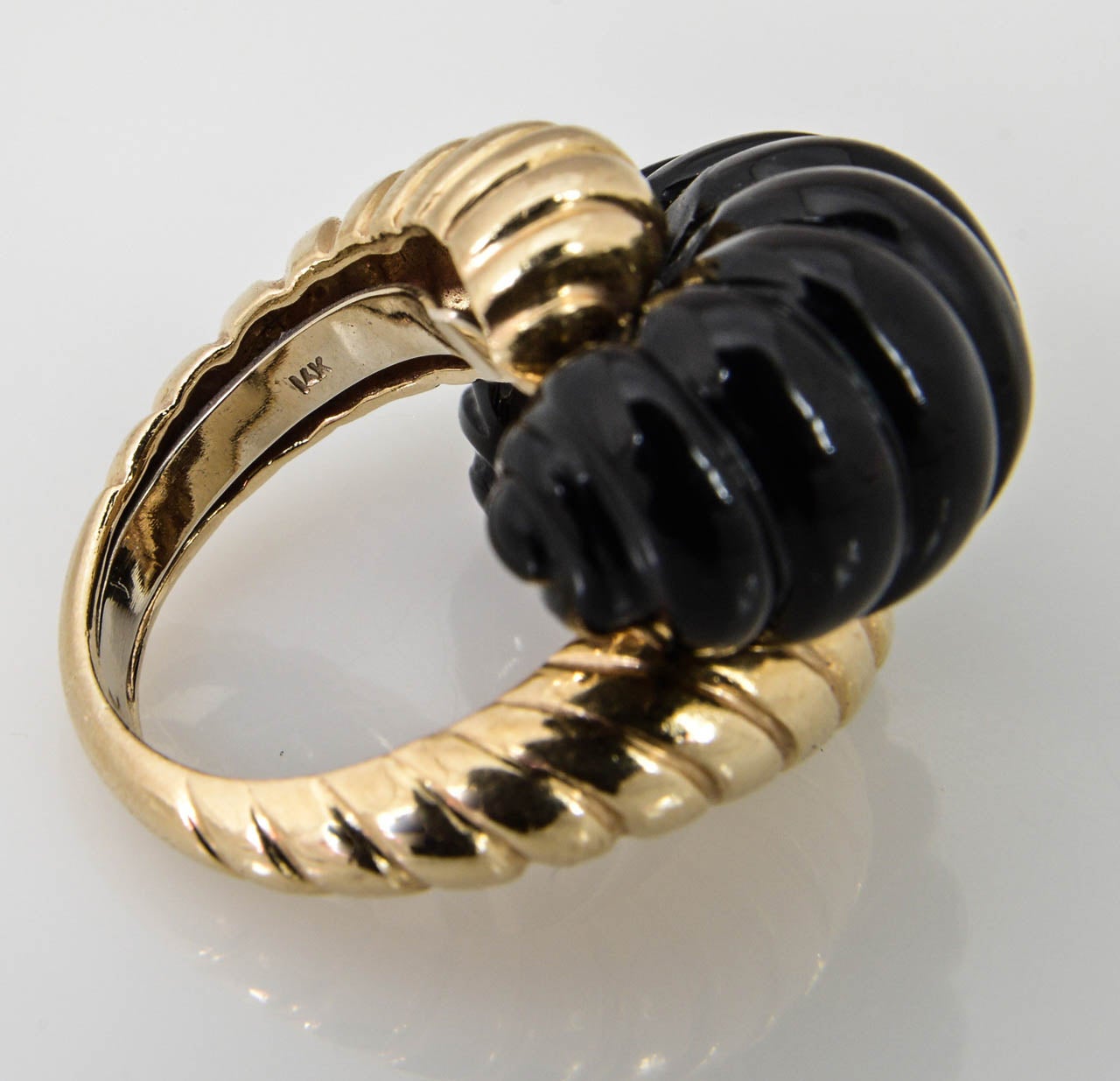1960s Stylized Ribbed Onyx Yellow Gold Cocktail Ring For Sale 5