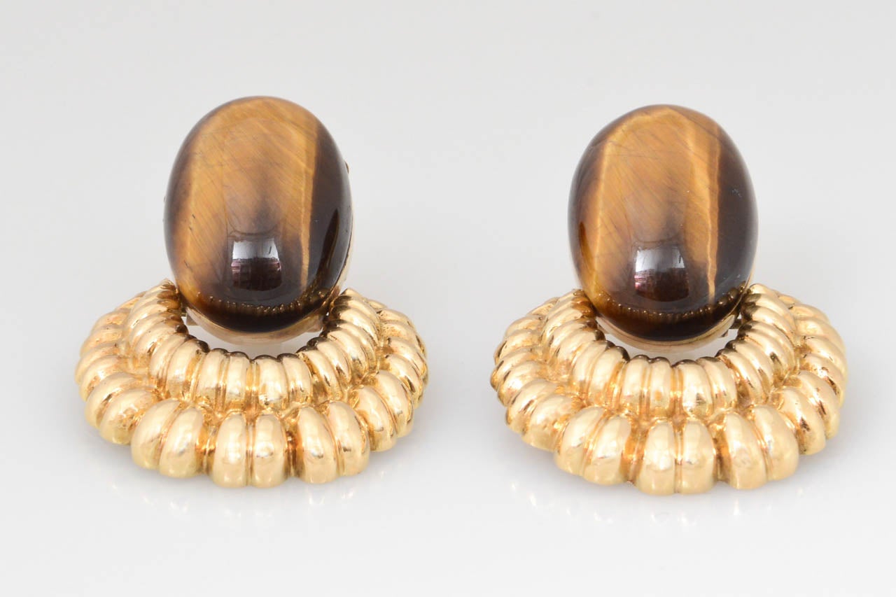 Mod WANDER Large Tiger's Eye Ribbed Gold Earrings In Excellent Condition In Miami Beach, FL