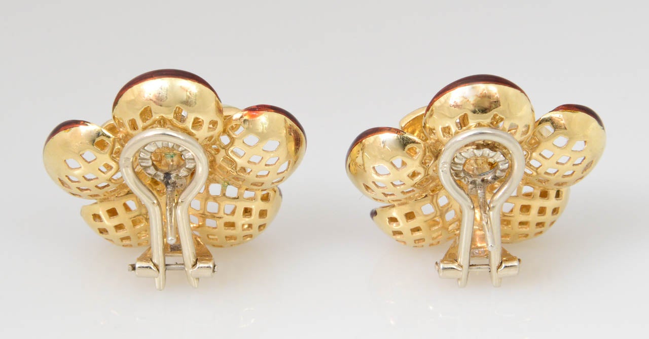 Boucles d'oreilles fleurs en or émaillé rouge et crème du milieu du siècle dernier Pour femmes en vente