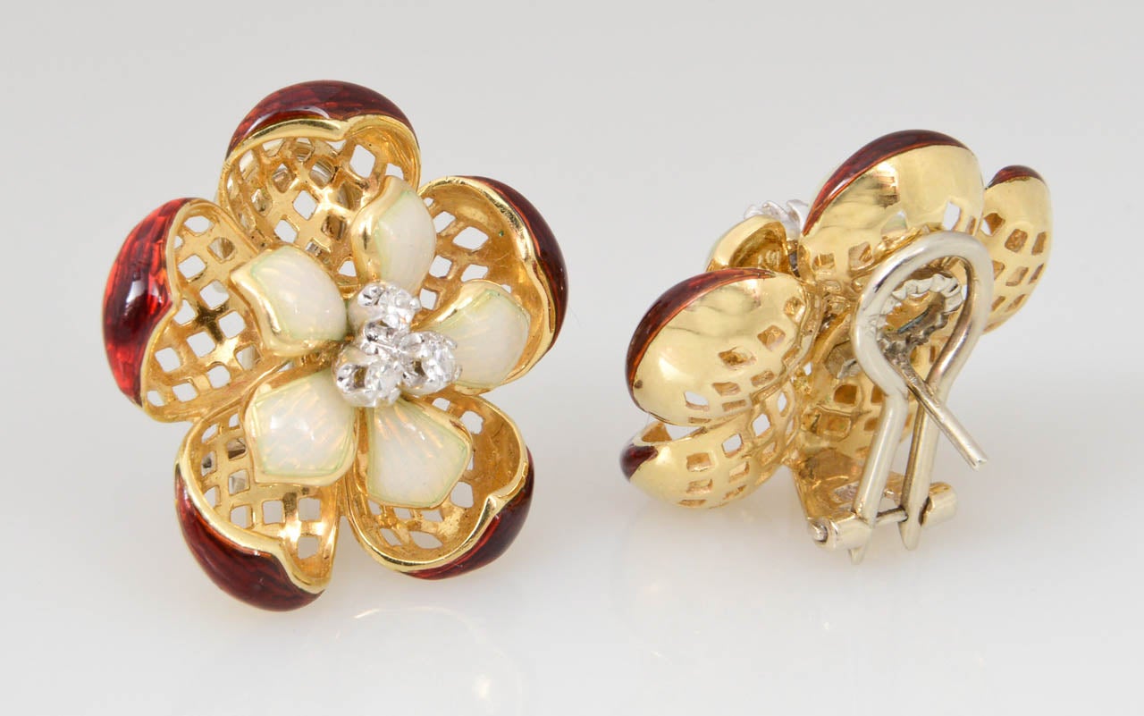 Boucles d'oreilles fleurs en or émaillé rouge et crème du milieu du siècle dernier en vente 1