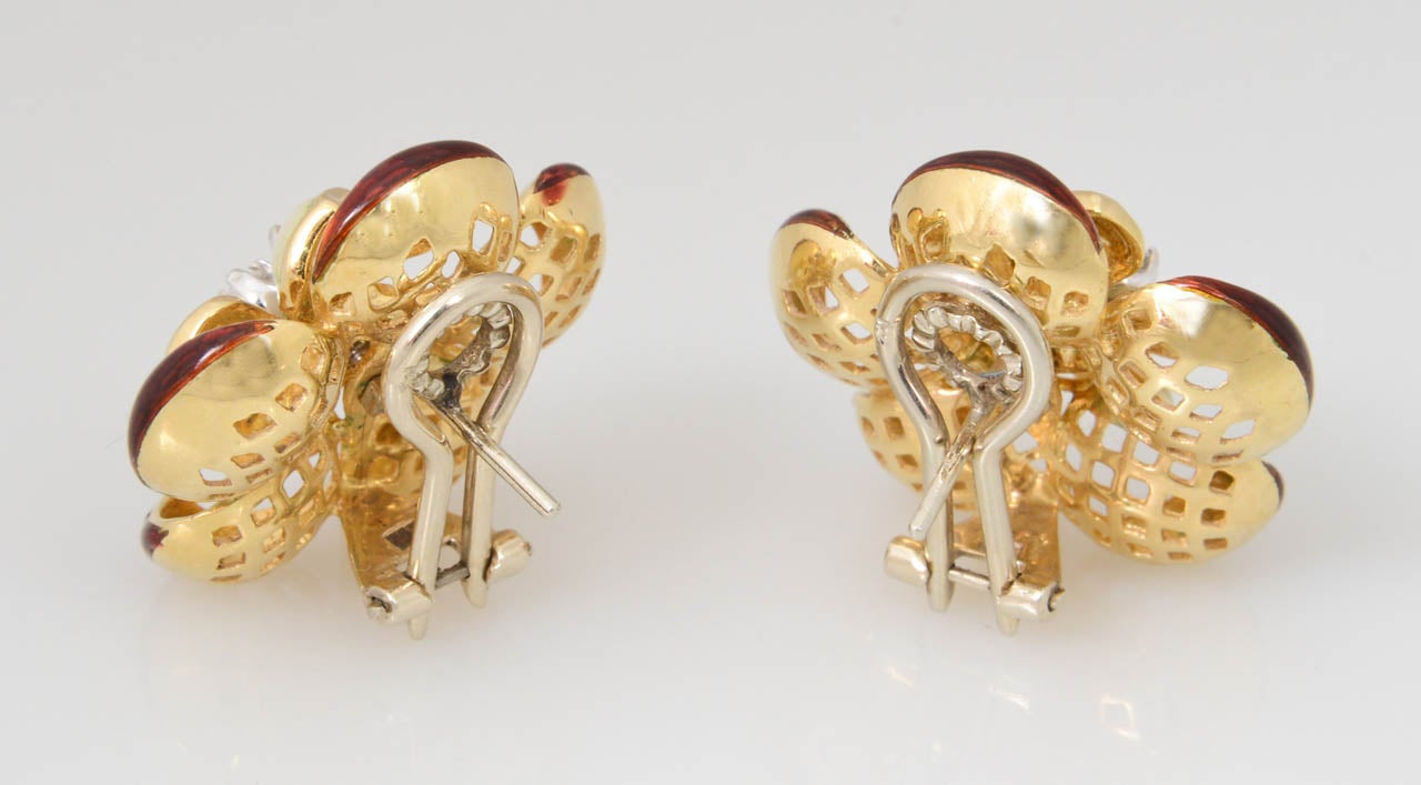 Boucles d'oreilles fleurs en or émaillé rouge et crème du milieu du siècle dernier en vente 3
