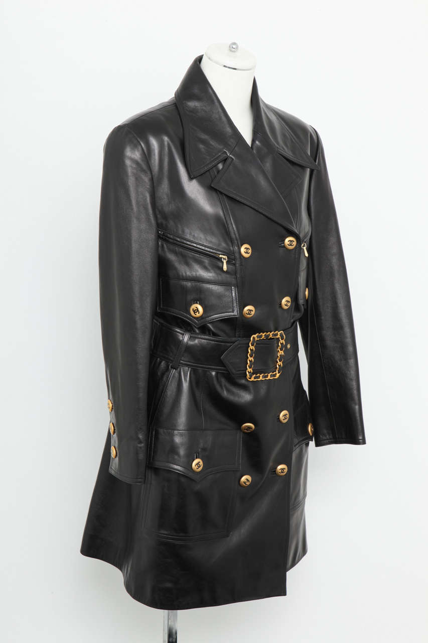 Amazing, extremely rare vintage Chanel black leather trench coat with iconic CC buttons and buckled belt.

Size: French 38