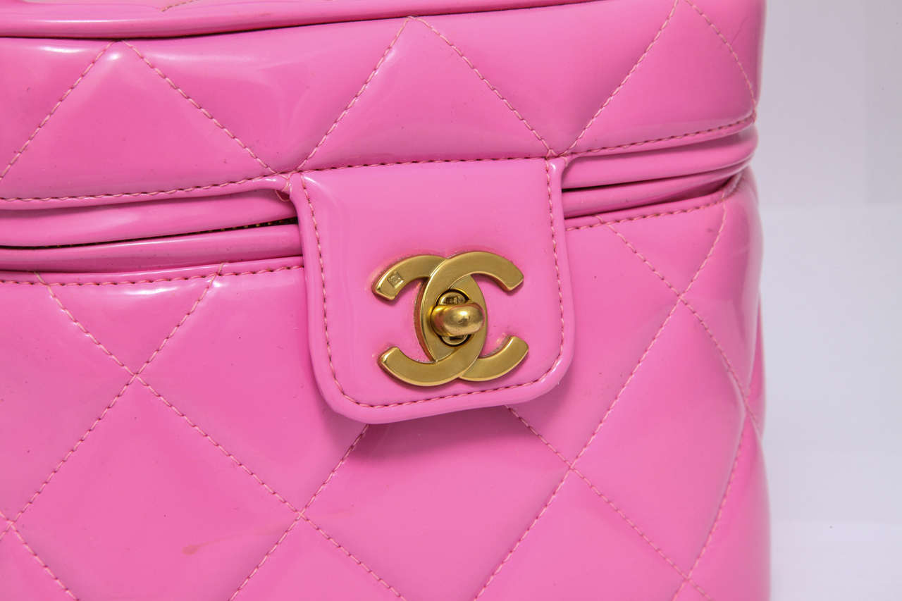 Chanel 1995  Pink Heart Mirror Vanity Case Bag In Excellent Condition In Chicago, IL