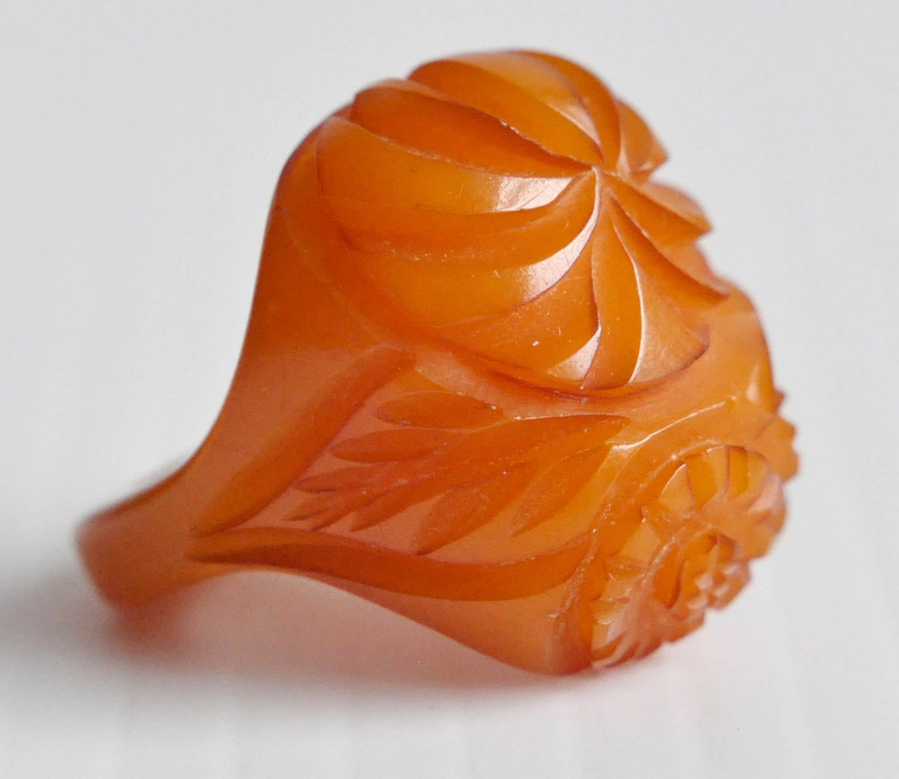 Nicely- carved butterscotch bakelite ring in a very wearable size.  Beautiful design and detail, rich bakelite color.

Ring size: Will comfortably fit a size 6 or 6 1/2