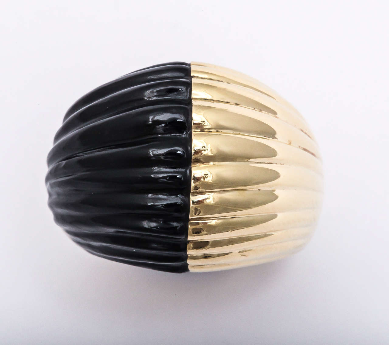 Bold Onyx Gold Ribbed Ring In Excellent Condition For Sale In New York, NY