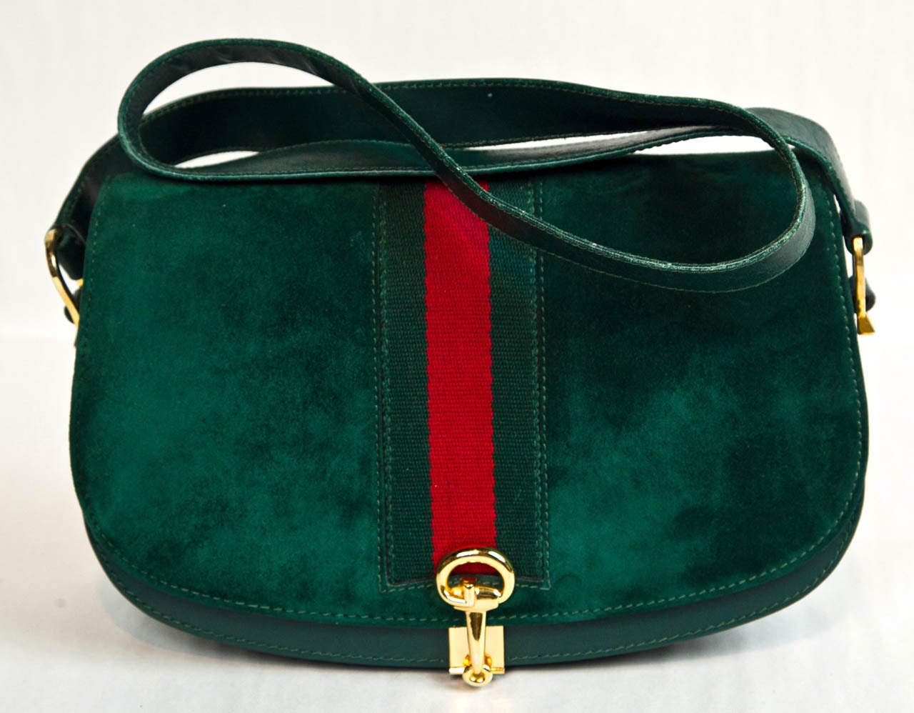 from the funkyfinders archive is this quintessential gucci shoulder bag with signature racing stripe. a fabulous example from this fashion house as per it's color palette, hardware and styling.

1970's / 1980's