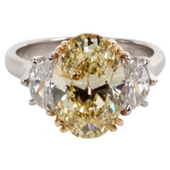 Bague en diamant jaune fantaisie taille ovale brillant certifié GIA VS1
