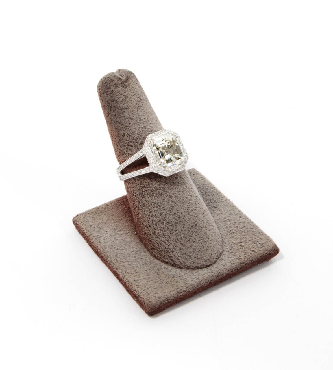 Zertifizierter Verlobungsring mit 5,28 Karat Diamant im Asscher-Schliff im Zustand „Neu“ im Angebot in New York, NY
