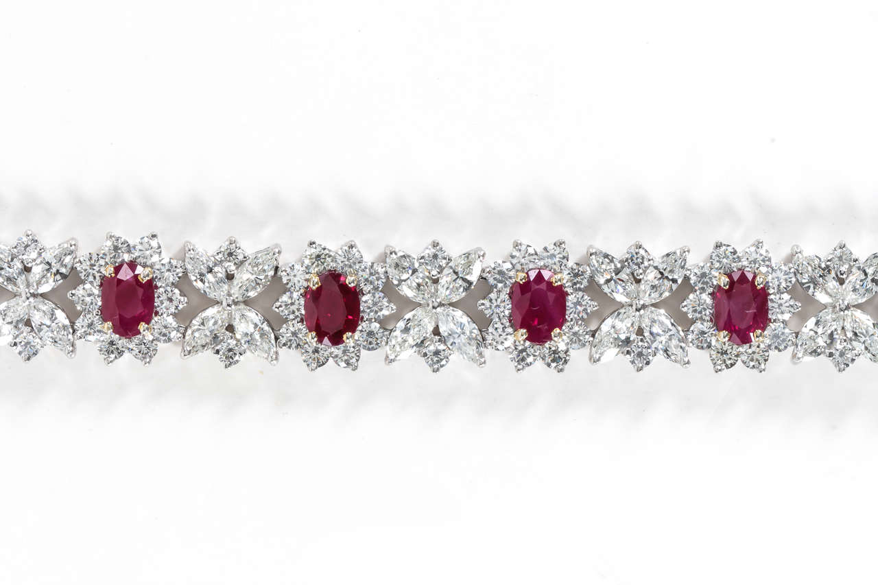 Taille ovale Bracelet en rubis de Birmanie avec diamants en vente