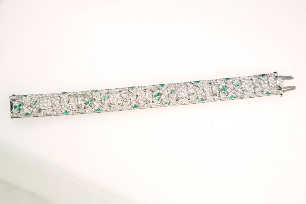 Women's Edwardian 17.75 Carat Diamond, 2.0 Carat Emerald and Platinum Bracelet For Sale