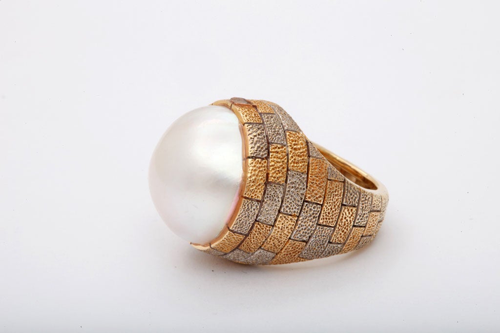 Massiver zweifarbiger Ring mit Mabe-Perlen Damen im Angebot