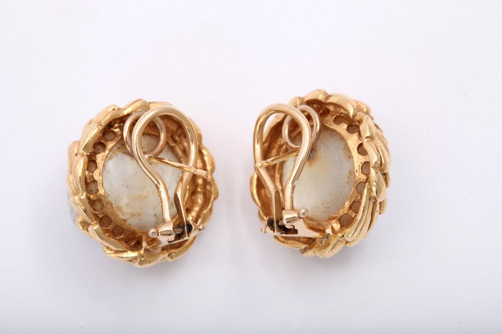 Mabe Pearl Yellow Gold Earrings In Excellent Condition For Sale In New York, NY