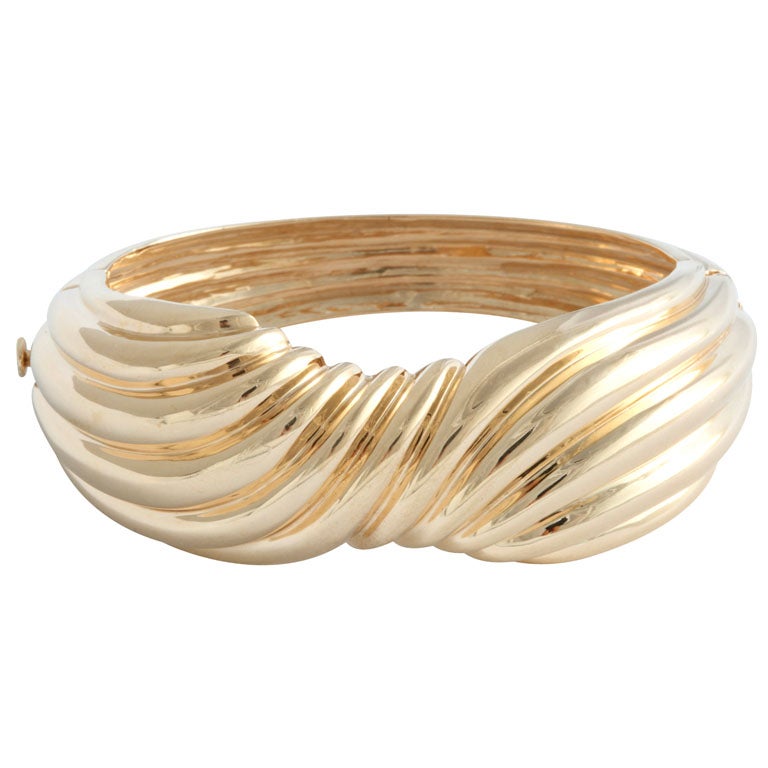 20th Century Wide Yellow Gold Ribbed Bow Bangle Bracelet For Sale