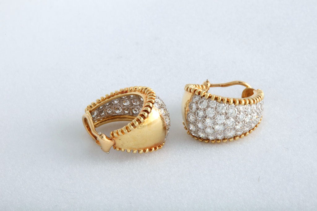 Boucles d'oreilles à clip en or et diamants sertis en pavé, années 1970 en vente 1