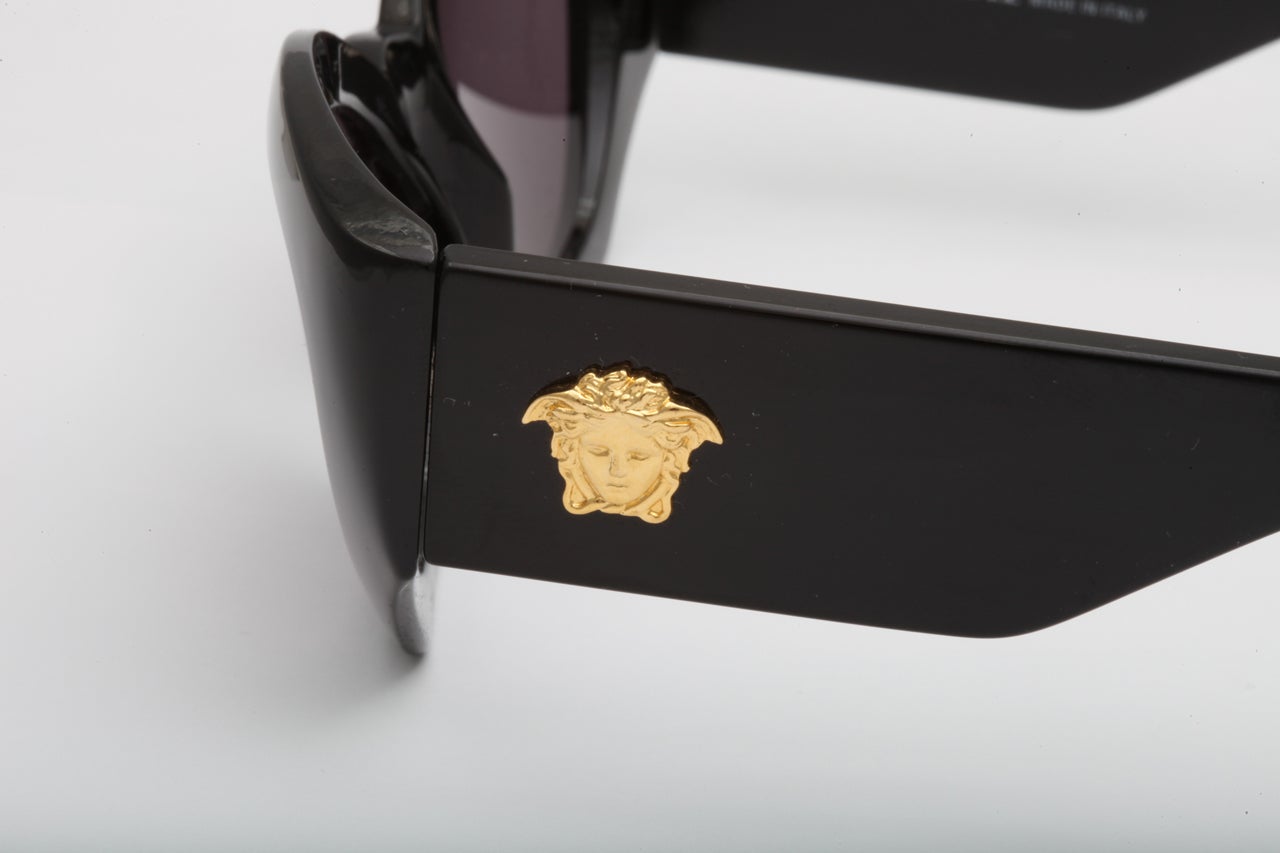 Gianni Versace sunglasses MOD 420 COL 852 In Excellent Condition In Chicago, IL