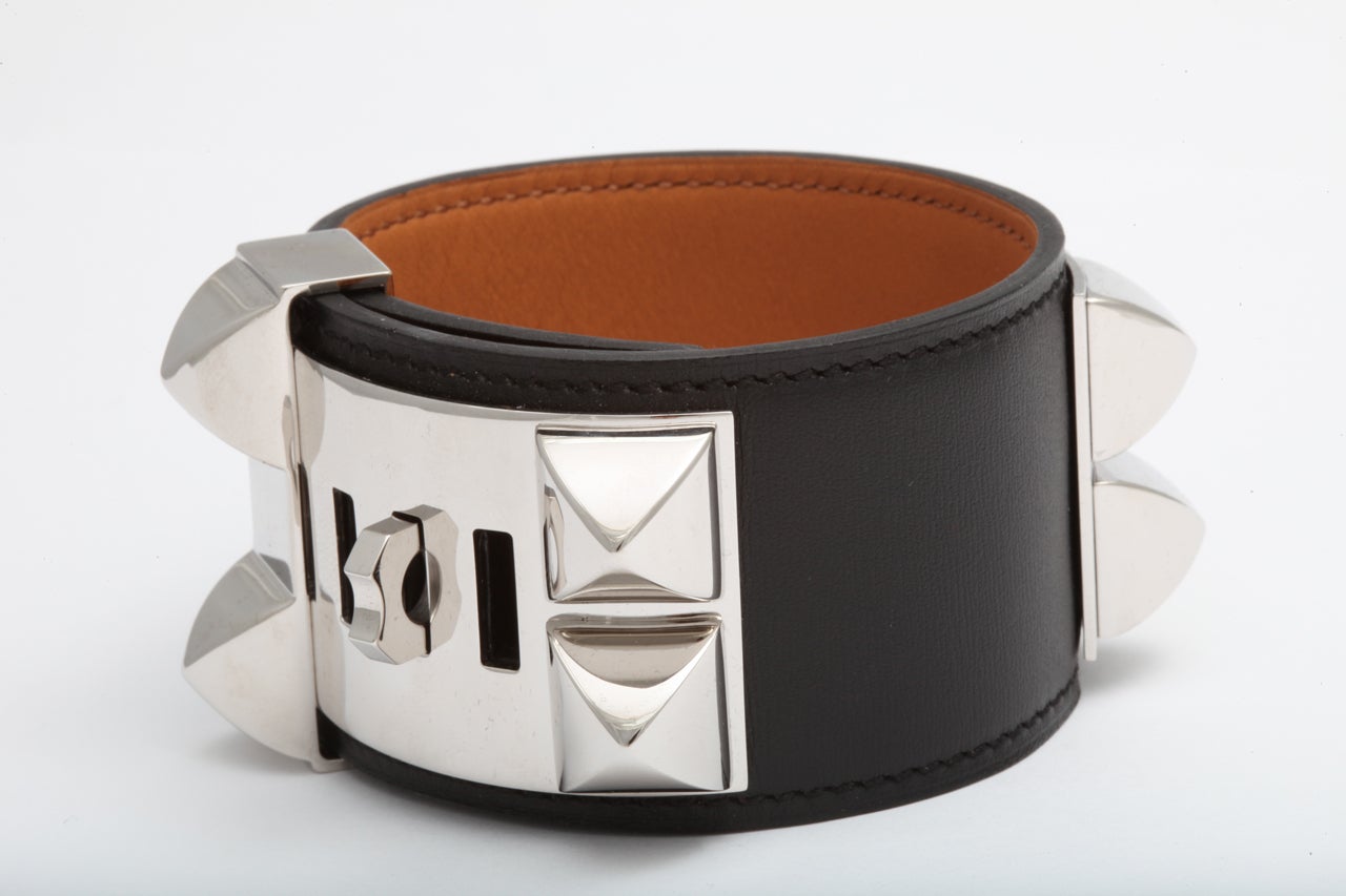 Hermes Collier de Chien bracelet in black and silver.
Size L (Unisex)