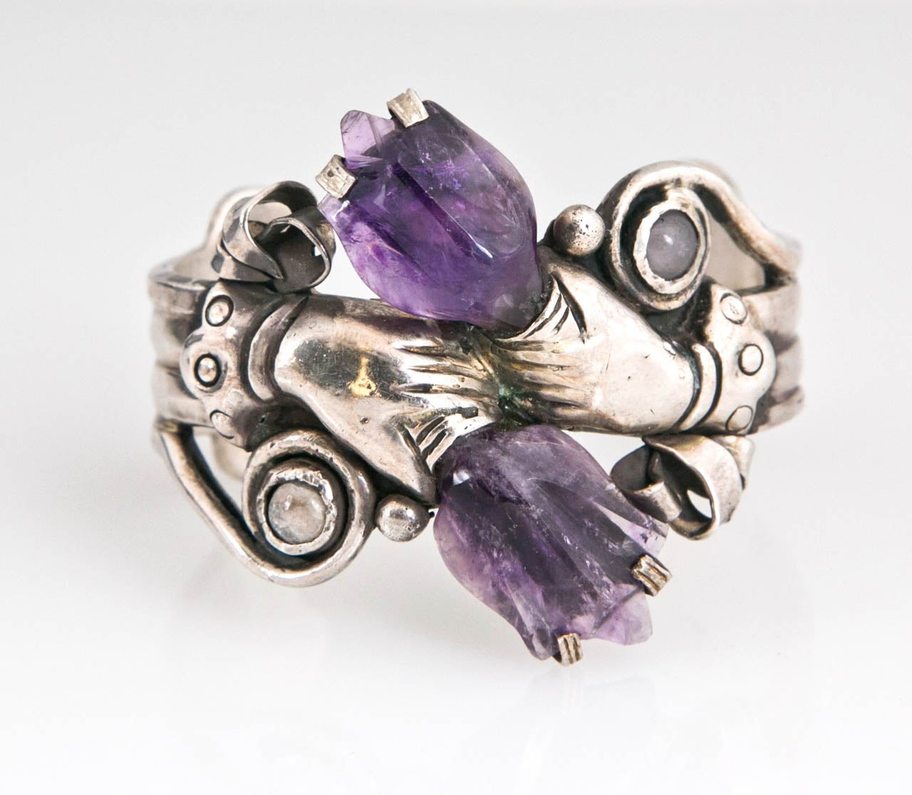 William Spratling is the father of Mexican silver- This bracelet is a book piece
which means that it has been published in books of great jewelry design.It has two markings for Silver... Spratling work with amethyst began in 1939..
Amethyst quartz