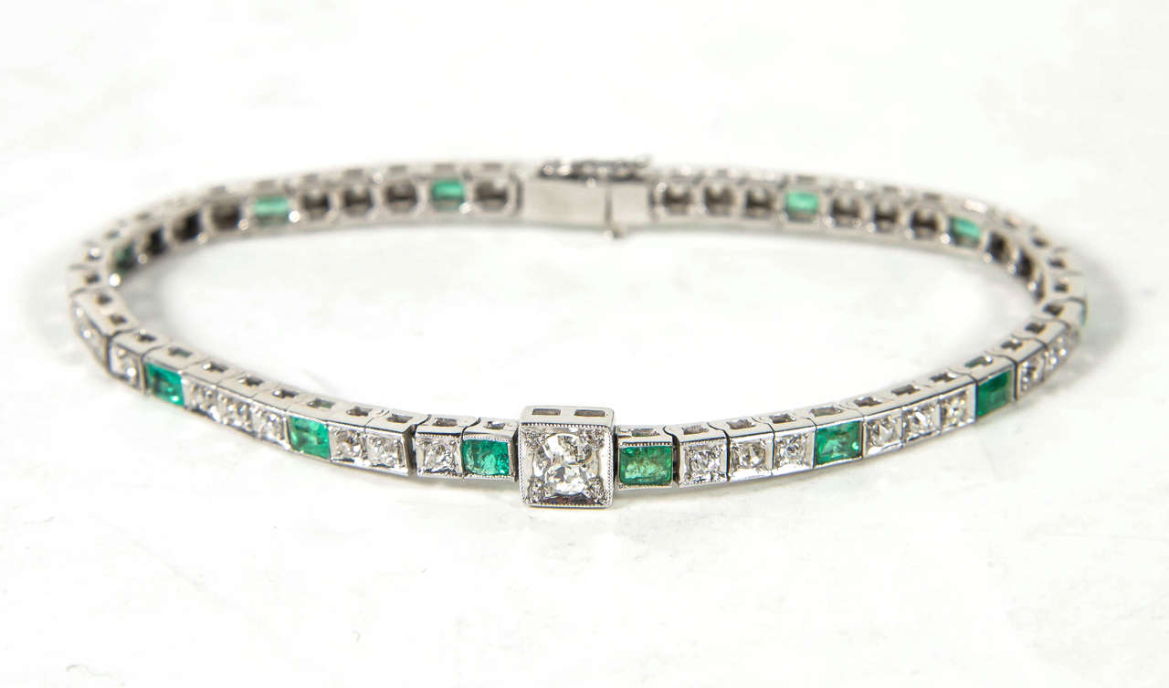 Art Deco Emerald Diamond Bracelet In Excellent Condition In New York, NY