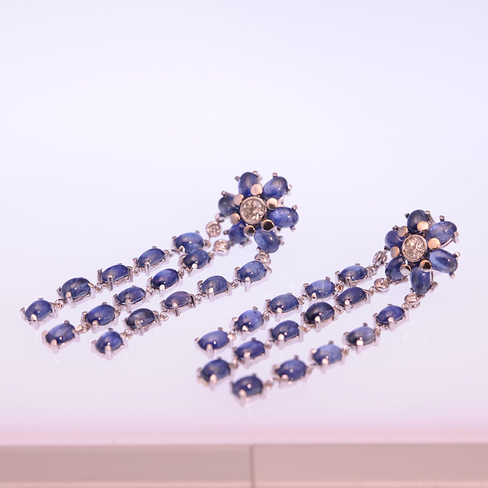 Dangling Sapphire and Diamond Gold Flower Earrings In Excellent Condition For Sale In Miami Beach, FL