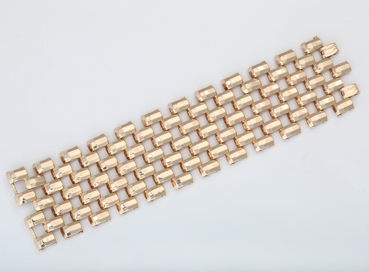 Intricately linked 1940's goldtone bracelet.