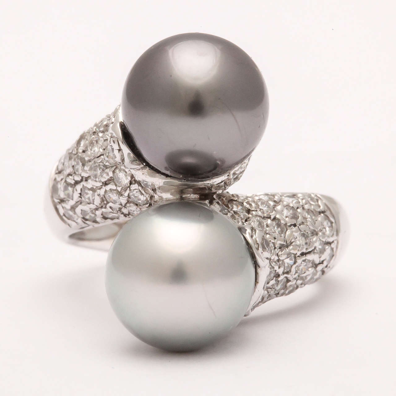 Cross Over Pearl Diamond Gold Ring In Excellent Condition For Sale In New York, NY