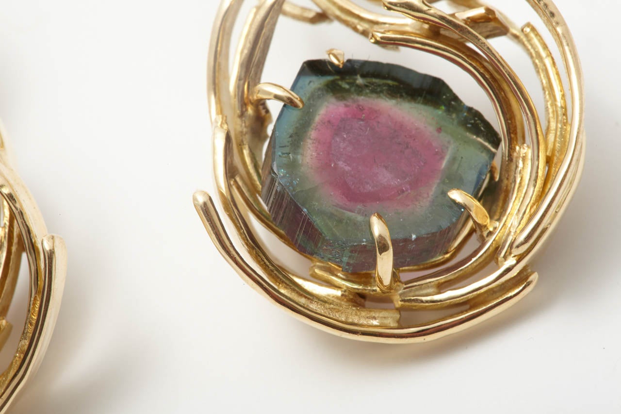 A pair of Anneke Schat tourmaline, gold pendant earrings. In Excellent Condition For Sale In Amsterdam, NL