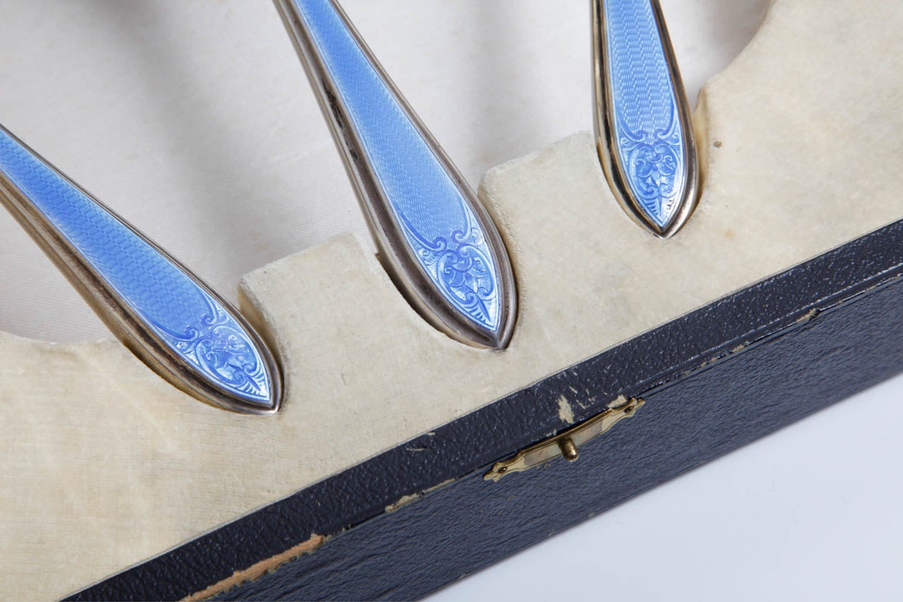 A Sterling Silver and Guilloche Enamel Vanity Dressing Set by Walker & Hall with its Fitted Case For Sale 2