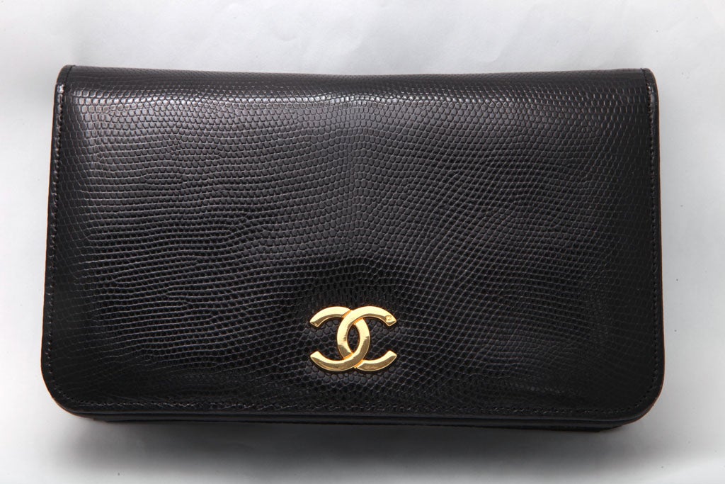 Amazing 80's Vintage Chanel lizard bag in black.

It can be used as a clutch bag as well as a shoulder bag. 

It comes with an authenticity card and serial sticker. Chain length 31 inches.