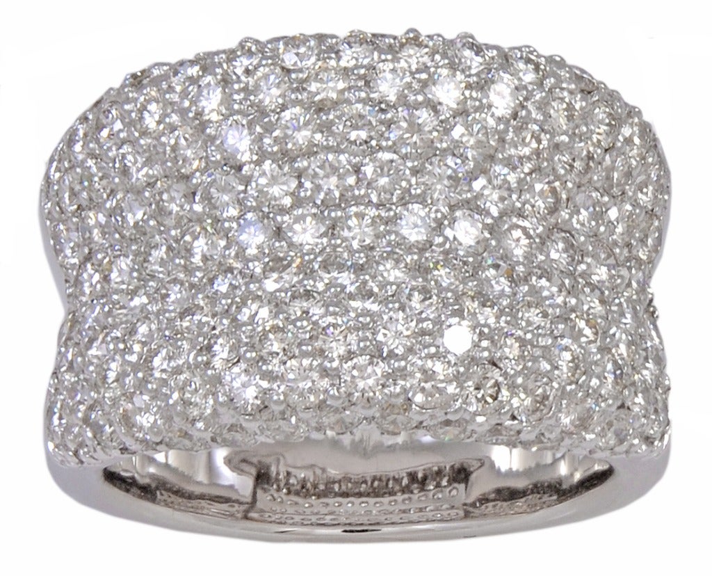 Eleganter und eleganter breiter Diamantring mit Pflasterung.
