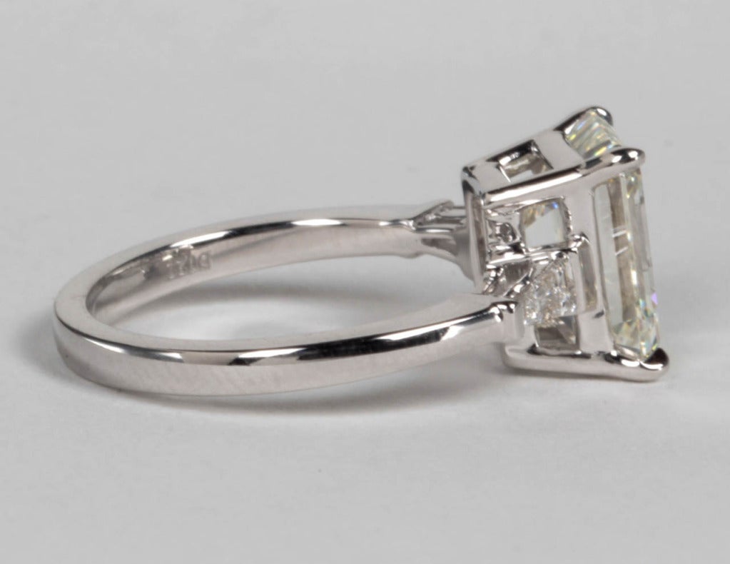De las mujeres Anillo de Compromiso Clásico Corte Esmeralda 4 Quilates Certificado GIA en venta