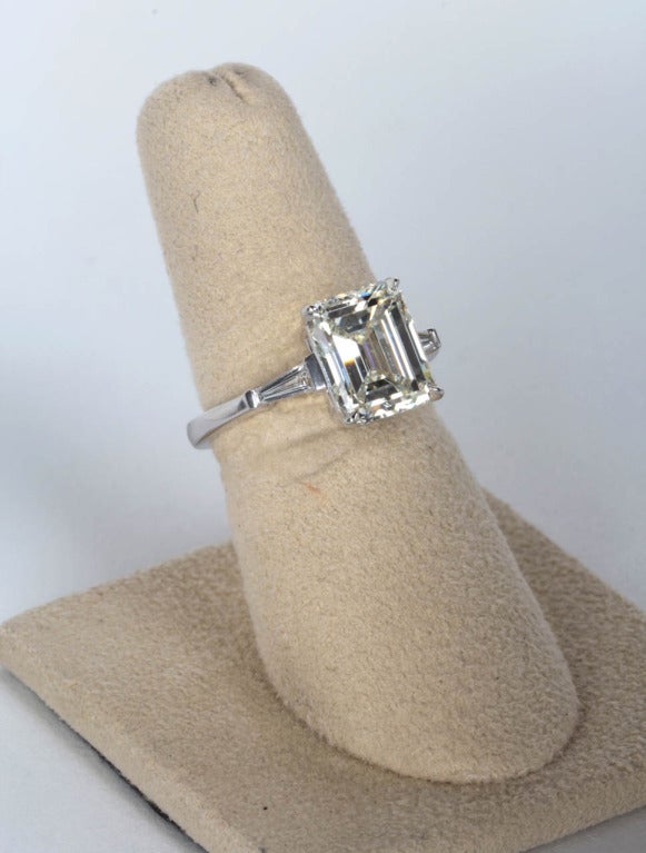 Classic Emerald Cut 4 Carat GIA Certified Engagement Ring In New Condition For Sale In New York, NY