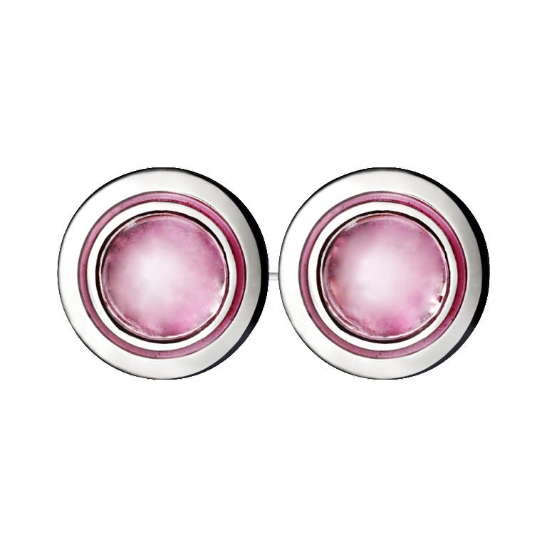 Cufflinks Tourmaline in Palladium by RENESIM
Double-sided cufflinks with 2 x 2 pink tourmaline cabochons. The gemstones are embedded in a solid palladium setting, connected with an elegant chain. The cufflinks have a diameter measure 12.6 mm in