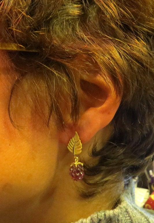 Adorable Tiffany & Co Gold Carved Gemstone Raspberry Drop Earrings In Excellent Condition In Lambertville, NJ