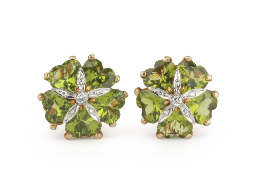 18kt yellow gold sand dollar earrings with peridot (approximately 20 cts) and diamonds weighing 0.30 cts.

Specifications: 7/8