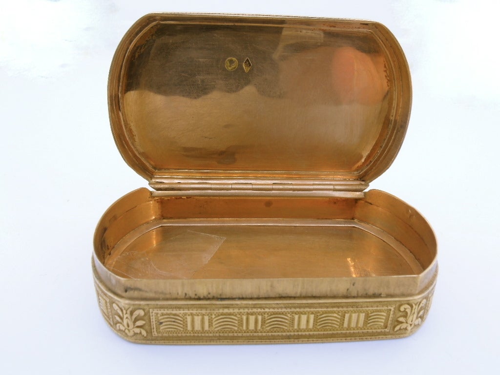 A XIXth century gold snuff box For Sale 1