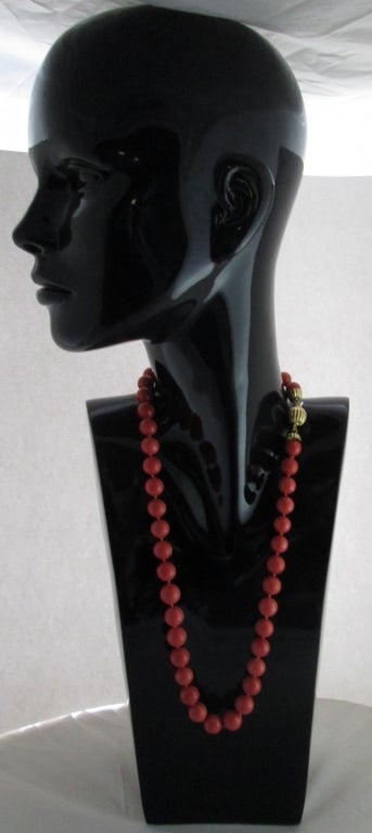 Composed of a uniform row of coral corallium rubrum beads to a 18kt yellow clasp, 70.0cm long
Gross weight of necklace approx.143,20
Approx. diameters 12 to 13.5mm