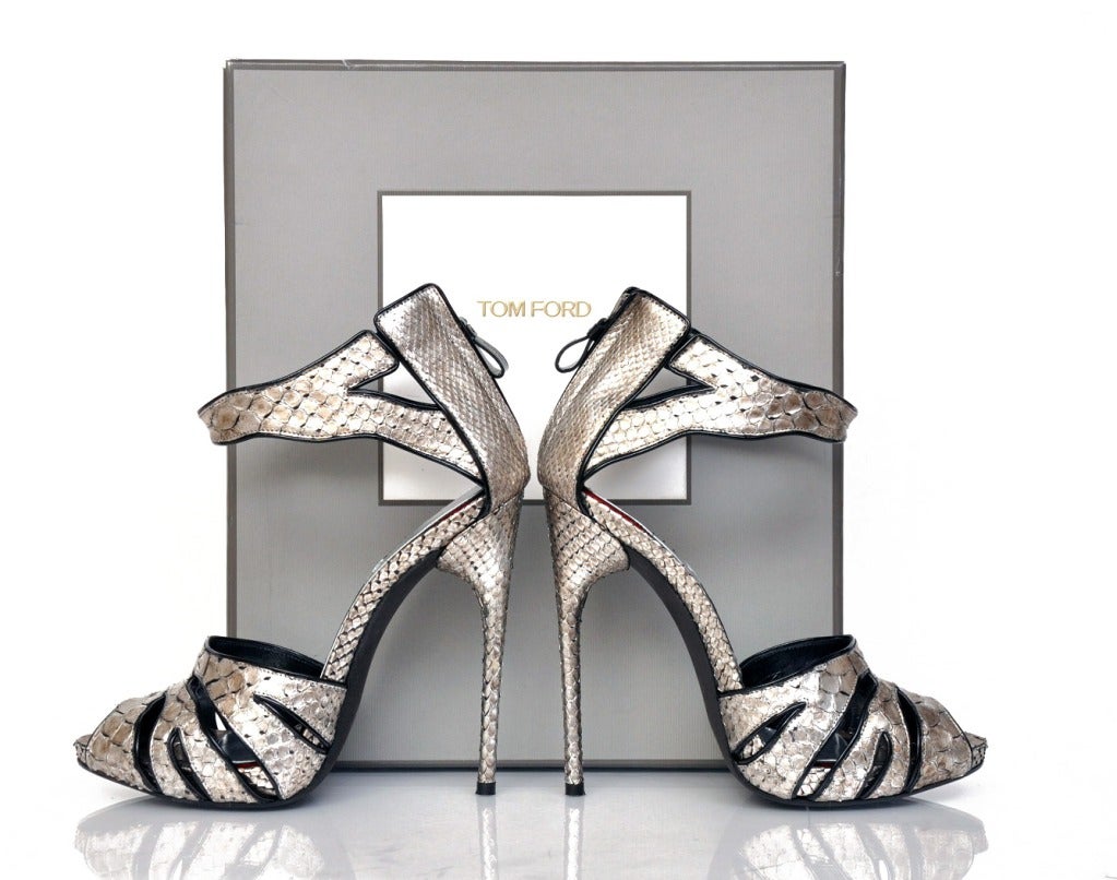 Tom Ford Silver Python Platform Shoes 

Size 40

Retail price is $2,440.00

Brand new in the box