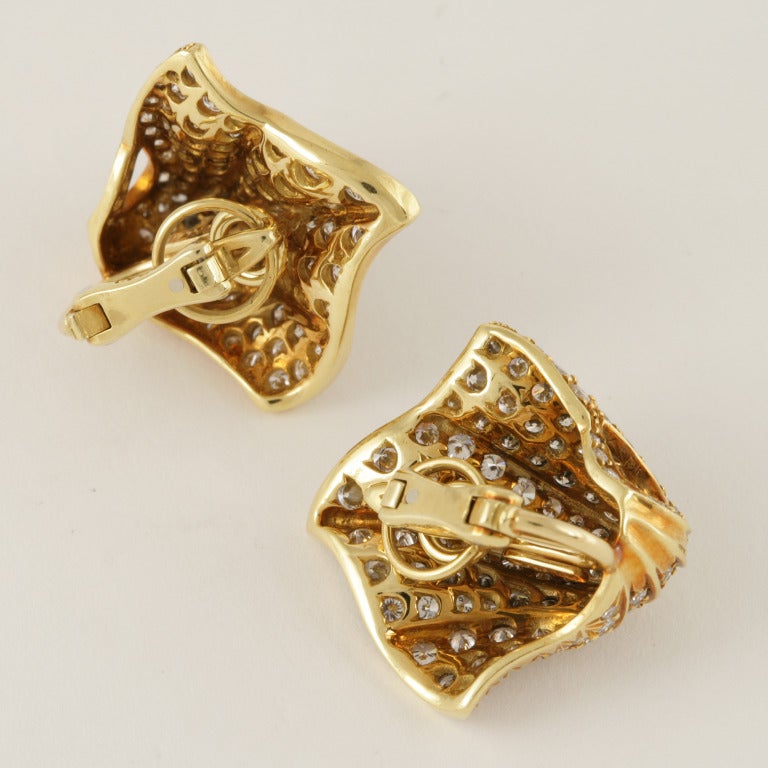 Kurt Wayne 1980s Diamond and Gold Earrings In Excellent Condition In New York, NY