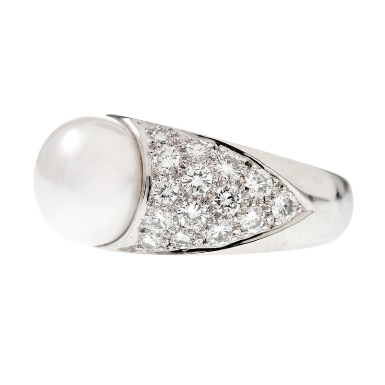 Harry Winston Platinum, Pearl & Diamond Ring - 1.49 carats of Diamond, 8.5mm Pearl, Signed 