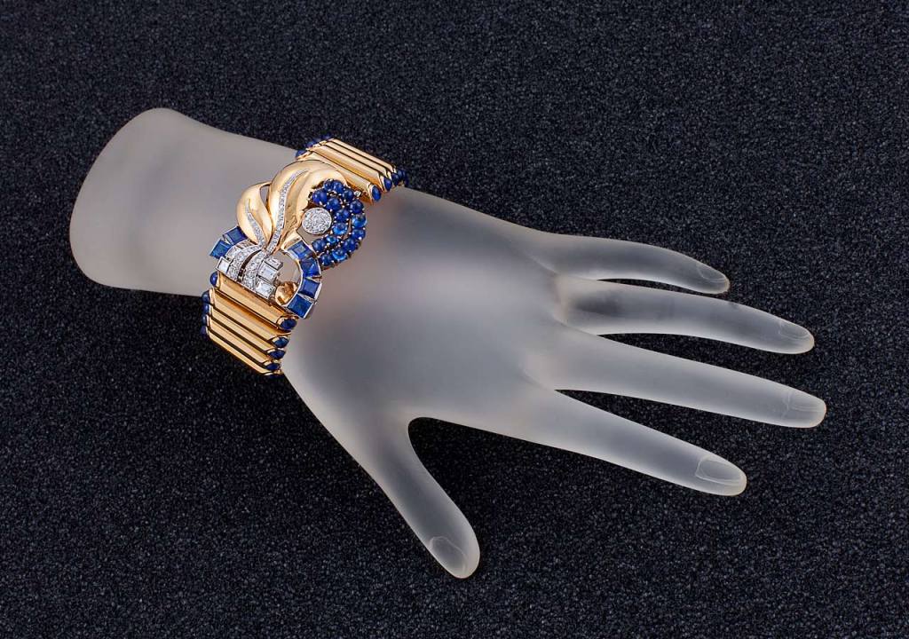 Women's Retro 17.25 Ct. Sapphire, 1.91 Ct. F-G Diamond, Gold Clip and Bracelet For Sale