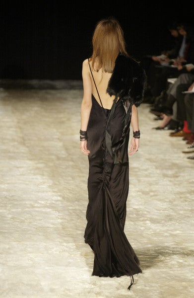 GUCCI FINALE GOWN

 F/W 2002 Collection

Designed by Tom Ford
 
Size  40 (US 6) 

Black

100% Silk

New, with tags