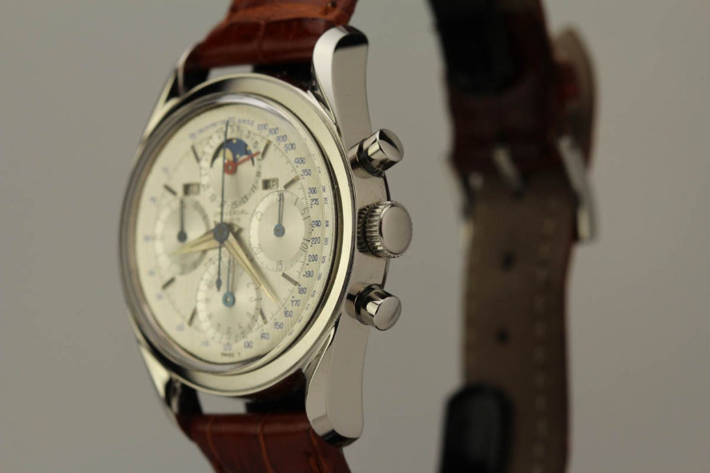 Universal Stainless Steel Tri-Compax Triple-Calendar Chronograph Wristwatch circa 1960s In Excellent Condition In Miami Beach, FL