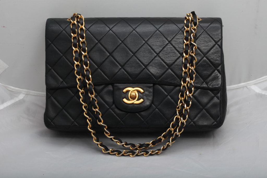 Women's CHANEL CLASSIC QUILTED DOUBLE FLAP 2.55 BAG