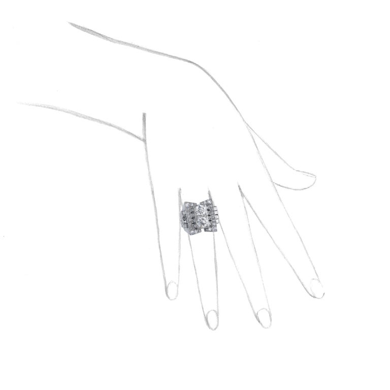 De conception géométrique, centrée sur deux diamants de taille circulaire, l'entourage angulaire est serti de diamants de taille circulaire et carrée, les épaules sont accentuées par des diamants de taille unique, 1934, <br />
<br />
Accompagné